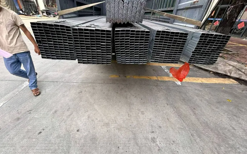 Hexagon-packed bundles of hot dip galvanized steel pipes